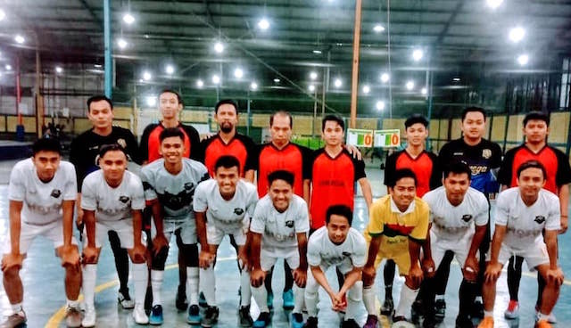 Bacabup Hendy Siswanto Bermain Futsal dengan Milenial Jember